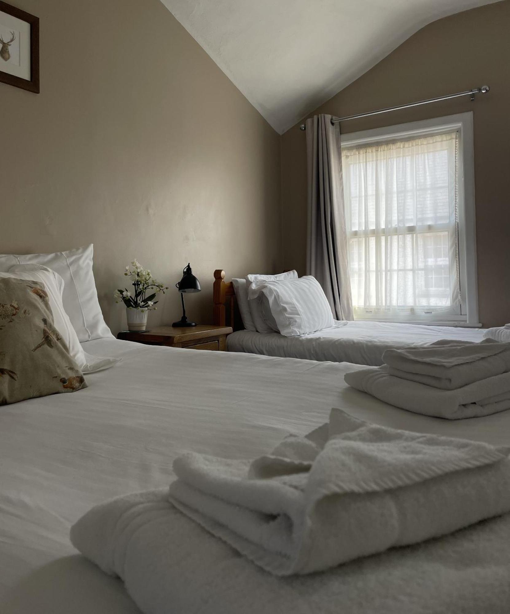 White Hart Hotel Wiveliscombe Стая снимка